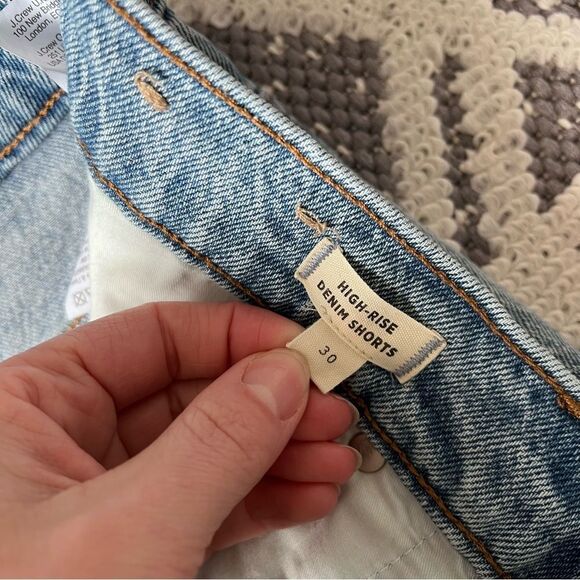 Madewell High-Rise Denim‎ Shorts in Cantrell Wash: TENCEL™ Lyocell Edition - Picture 8 of 10